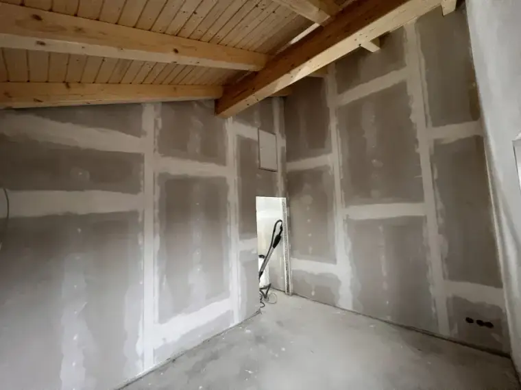Ausgebautes Dachgeschoss mit gespachtelten Trockenbauwänden und Holzdachstuhl – Innenausbau von M&N Trockenbau Berlin und Brandenburg