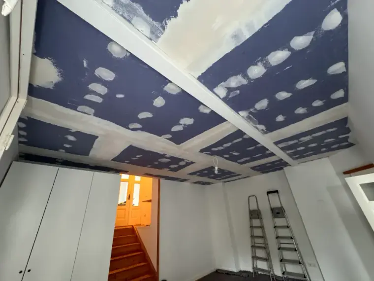 Deckensystem Referenz – abgehängte Gipskartondecke mit Verspachtelung im Trockenbau in Berlin