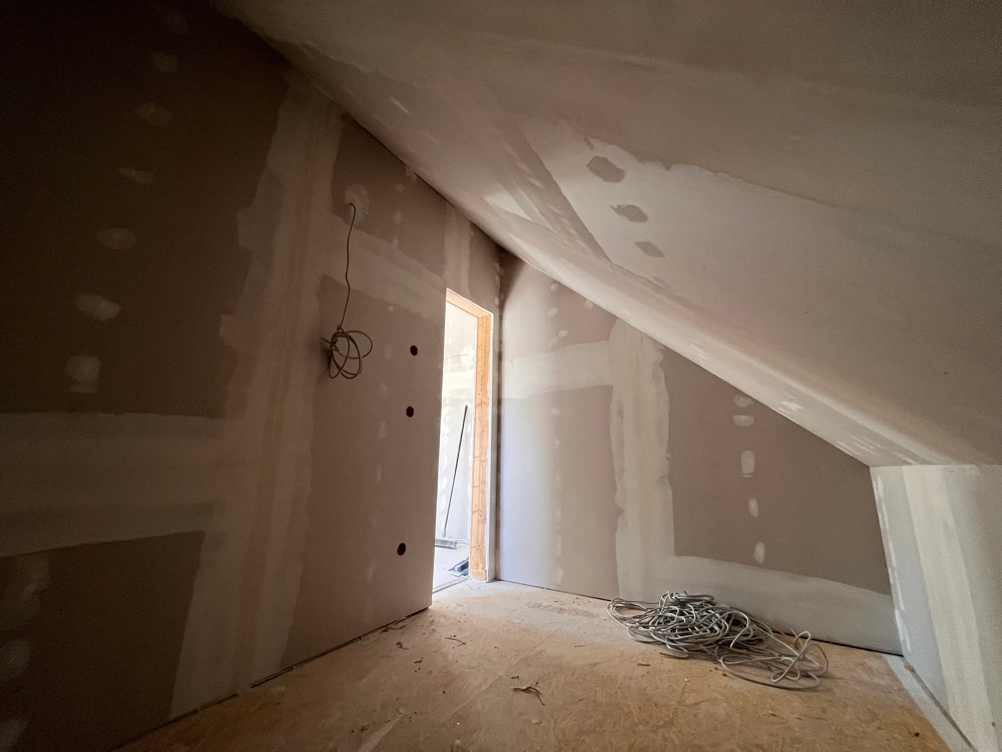 Dachausbau Referenz – ausgebaute Dachschräge mit Trockenbau in Berlin & Brandenburg