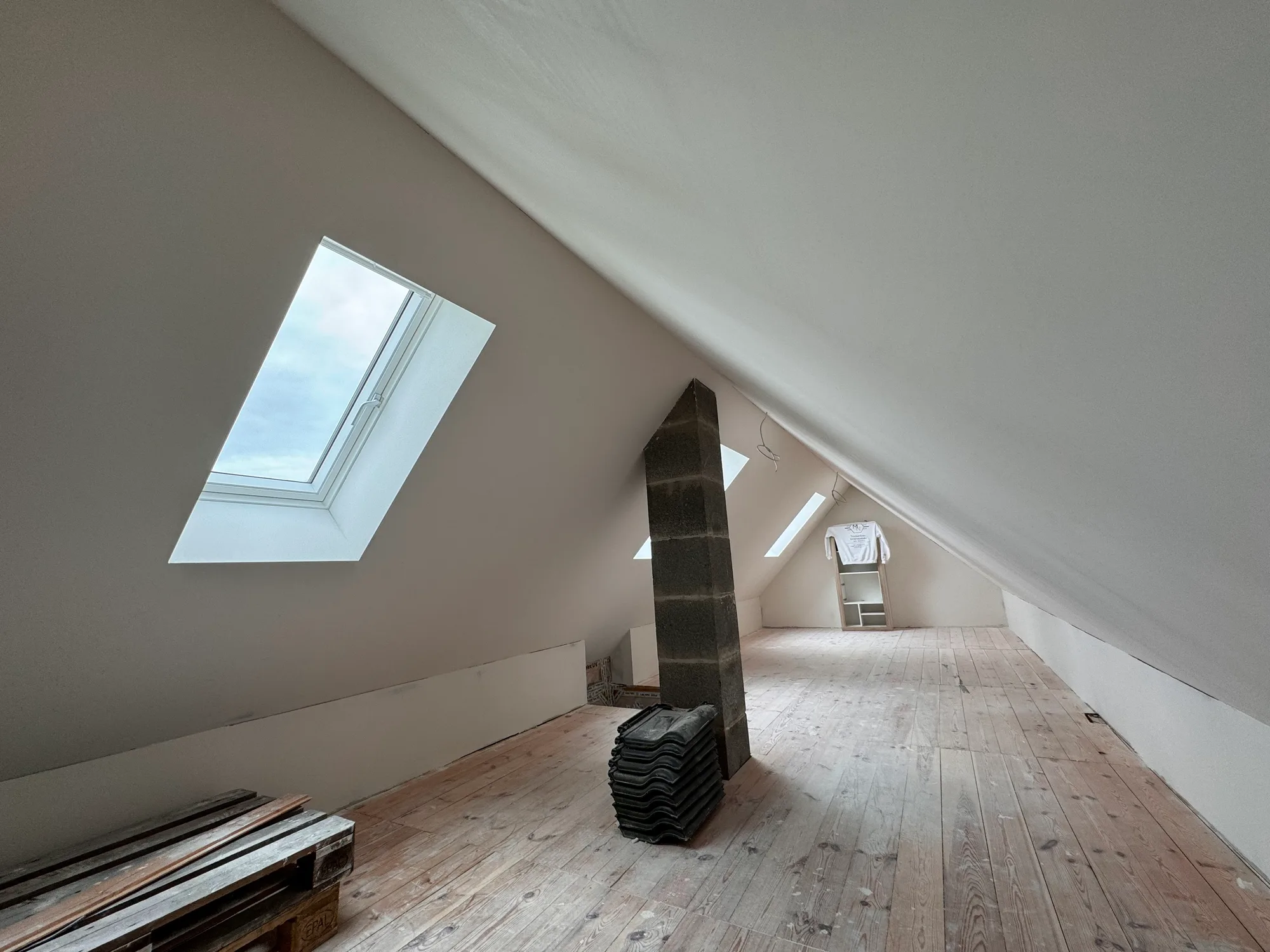 Dachausbau Referenz – ausgebaute Dachschräge mit Trockenbau in Berlin & Brandenburg
