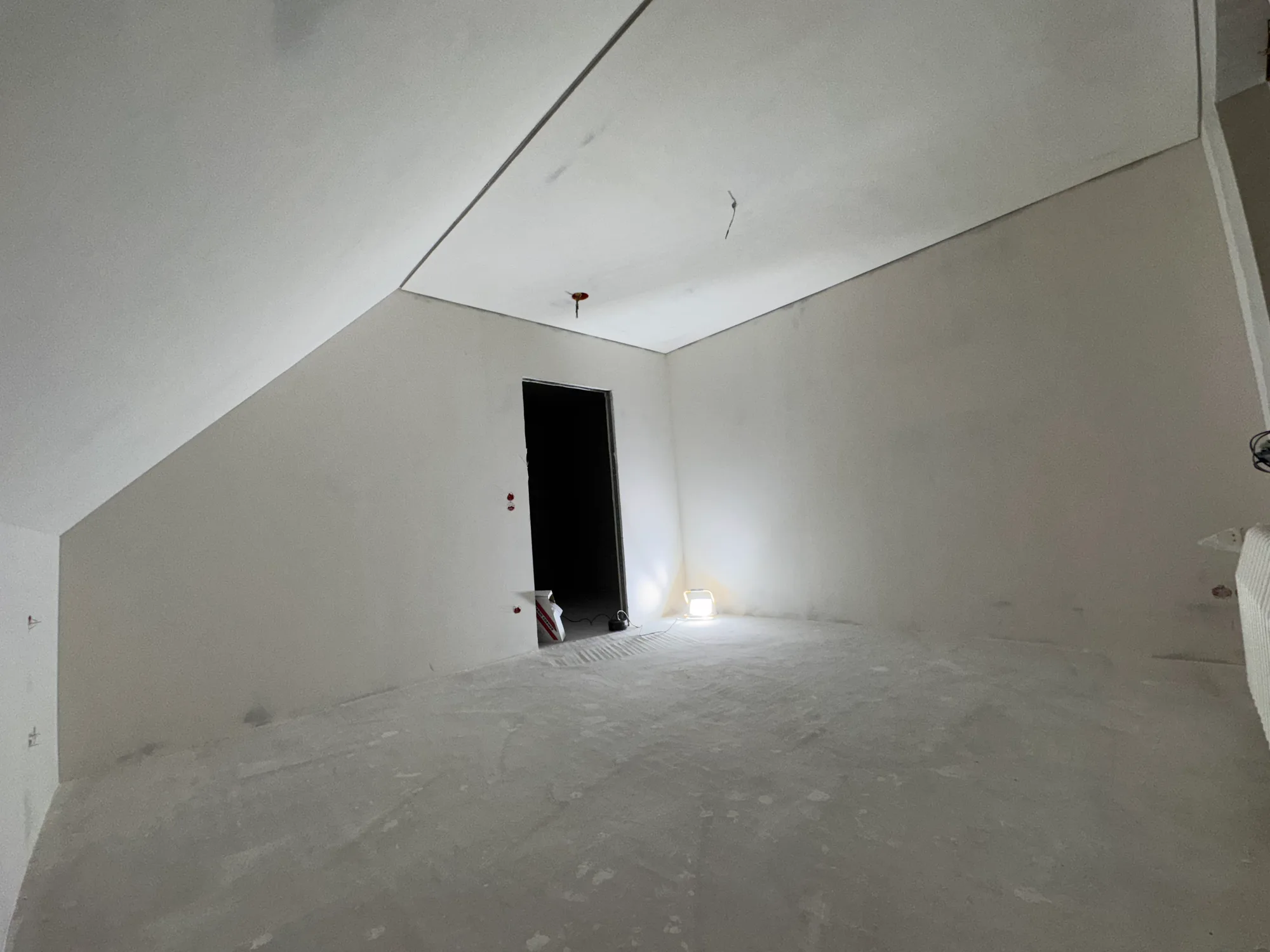 Dachausbau Referenz – ausgebaute Dachschräge mit Trockenbau in Berlin & Brandenburg