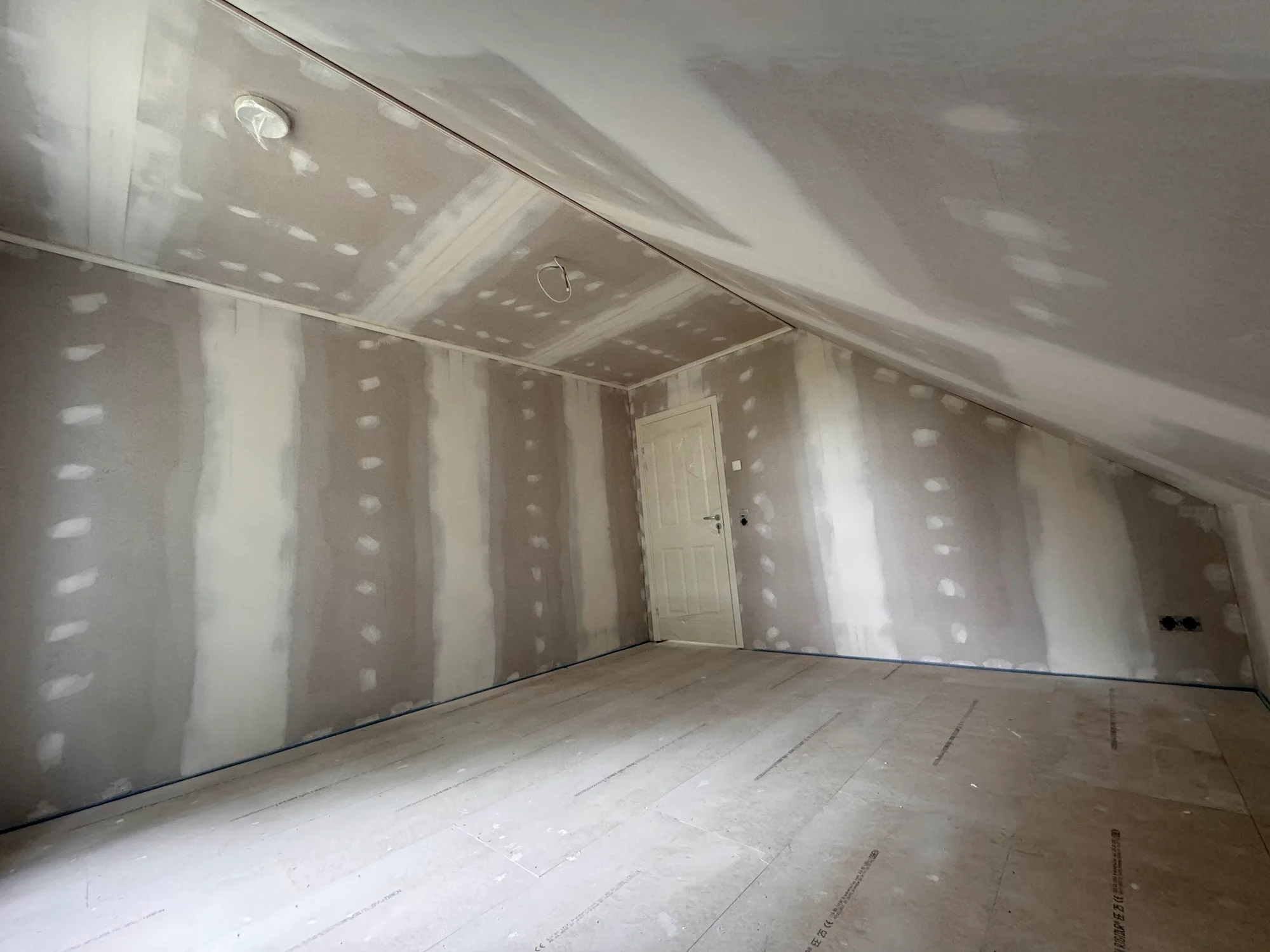 Dachausbau Referenz – ausgebaute Dachschräge mit Trockenbau in Berlin & Brandenburg