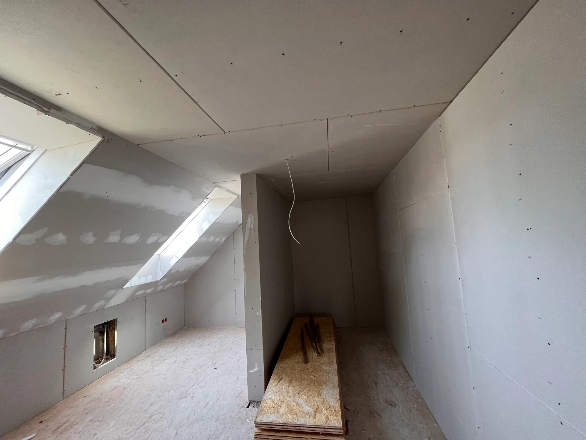 Dachausbau Referenz – ausgebaute Dachschräge mit Trockenbau in Berlin & Brandenburg