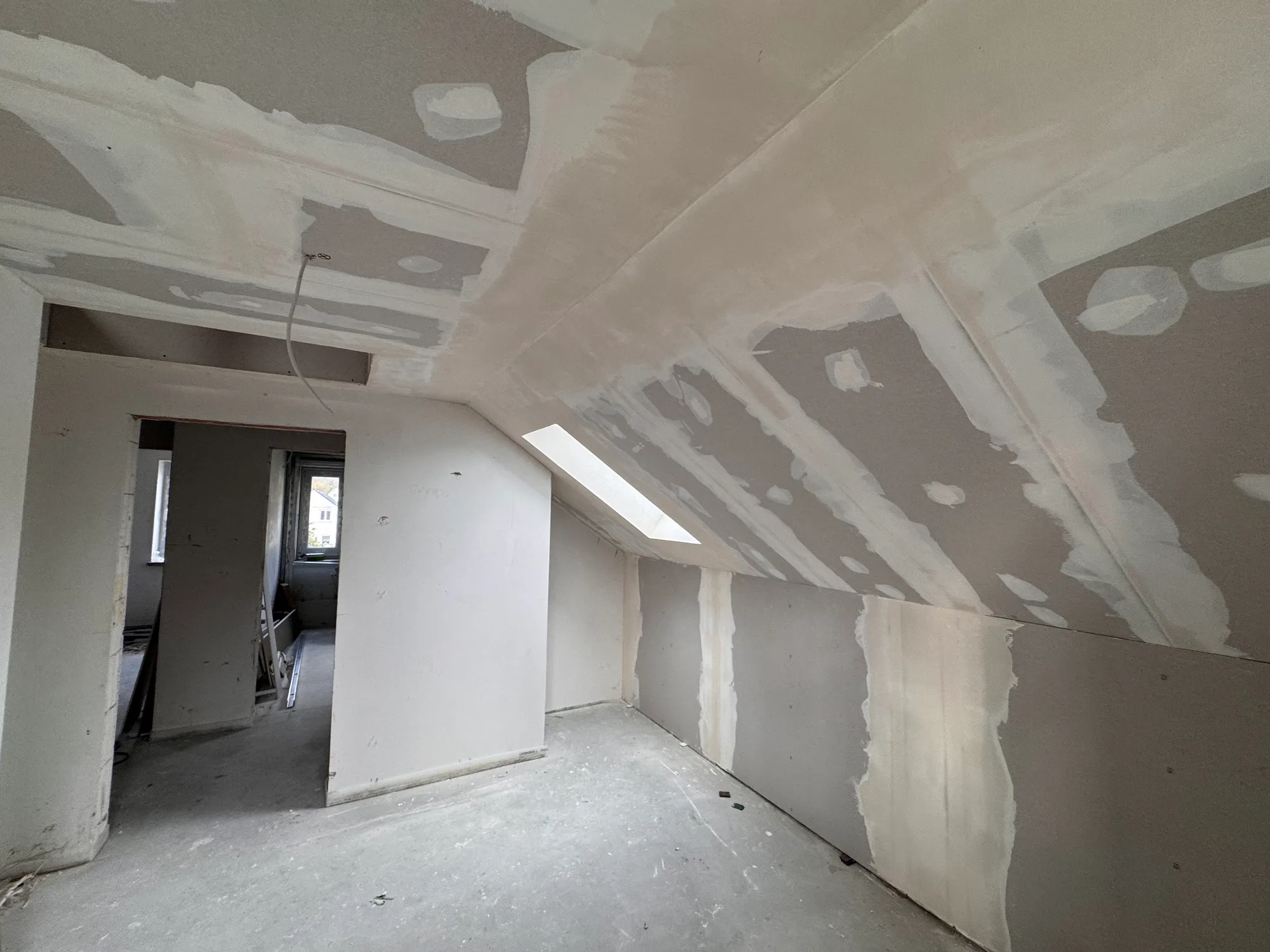 Dachausbau Referenz – ausgebaute Dachschräge mit Trockenbau in Berlin & Brandenburg