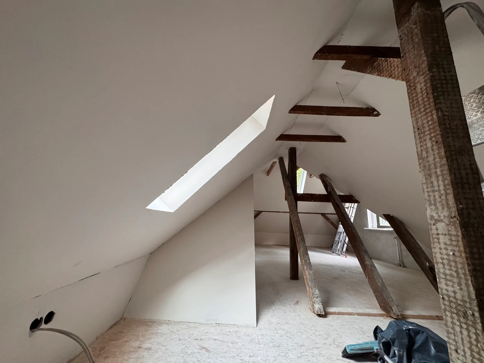 Dachausbau Referenz – ausgebaute Dachschräge mit Trockenbau in Berlin & Brandenburg