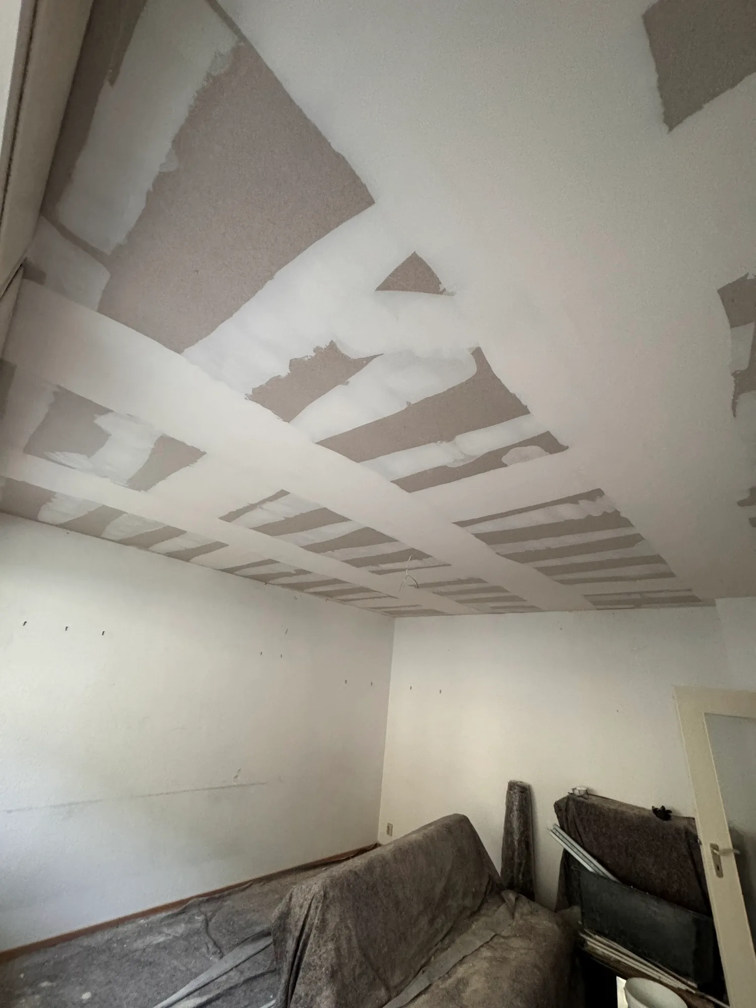 Deckensystem – abgehängte Decke im Trockenbau – M&N Trockenbau Berlin & Brandenburg