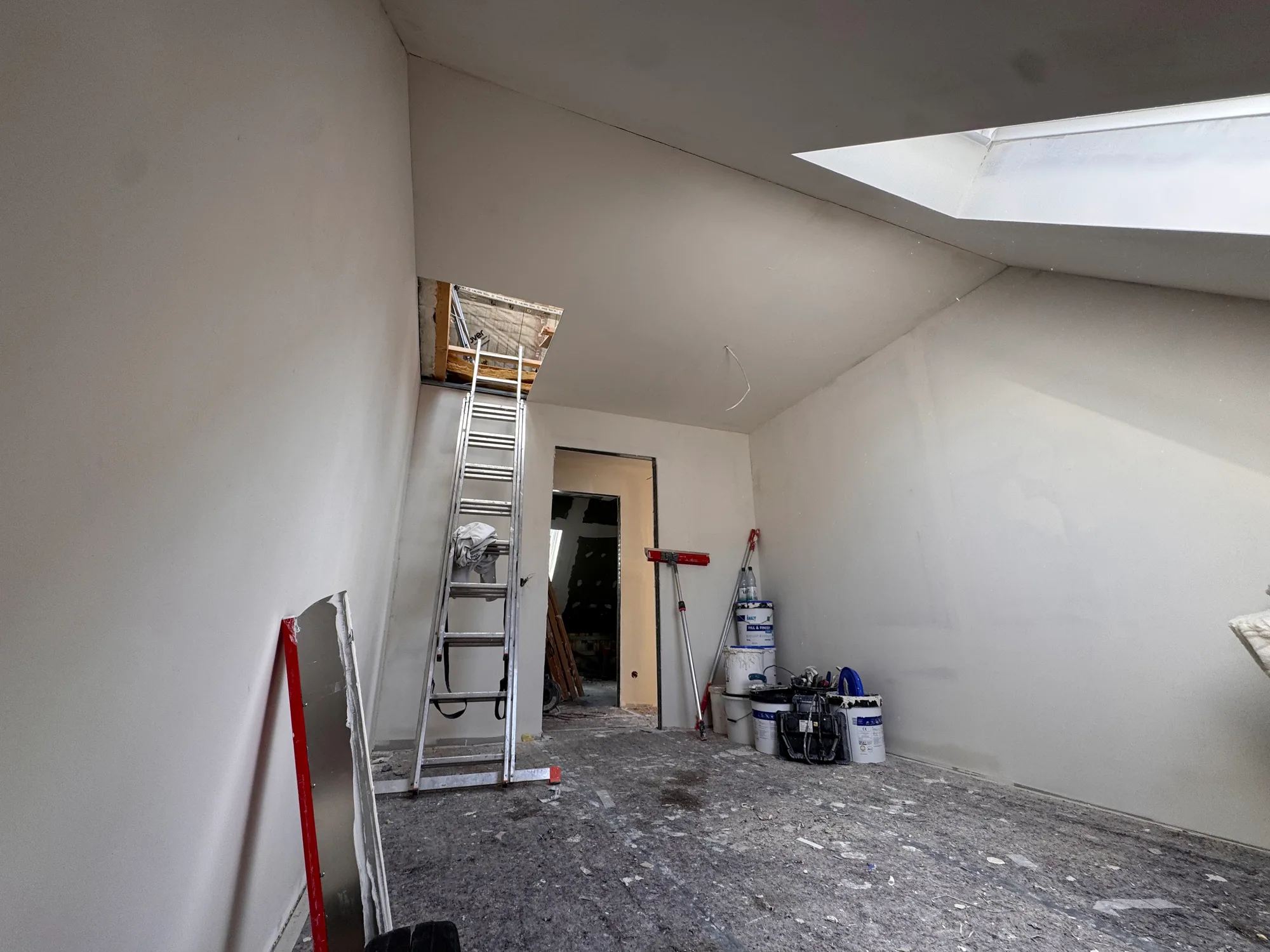 Dachausbau Referenz – ausgebaute Dachschräge mit Trockenbau in Berlin & Brandenburg