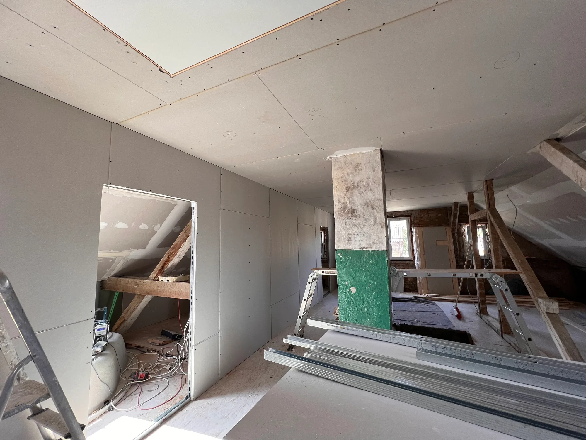 Dachausbau Referenz – ausgebaute Dachschräge mit Trockenbau in Berlin & Brandenburg