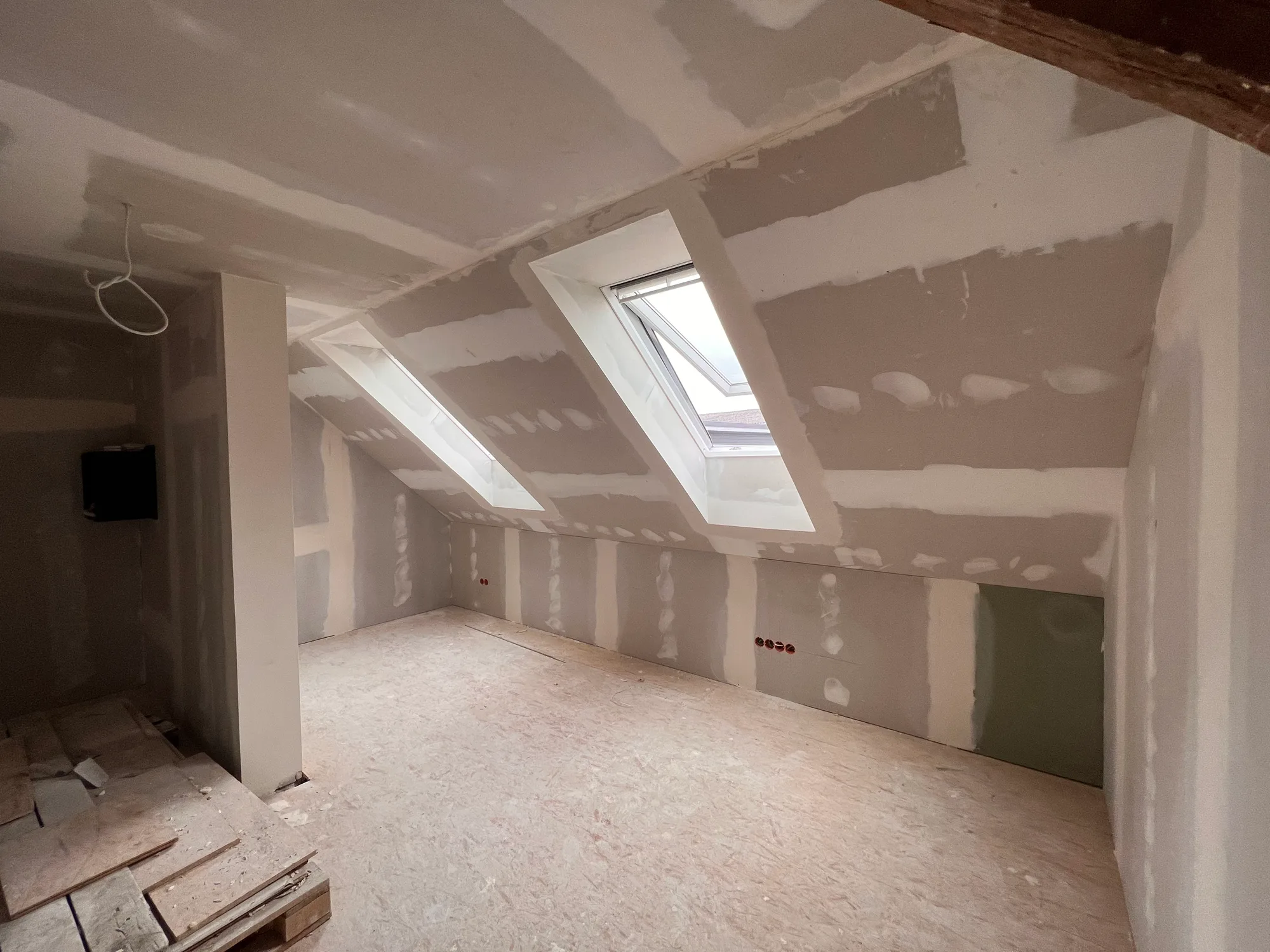 Dachausbau Referenz – ausgebaute Dachschräge mit Trockenbau in Berlin & Brandenburg