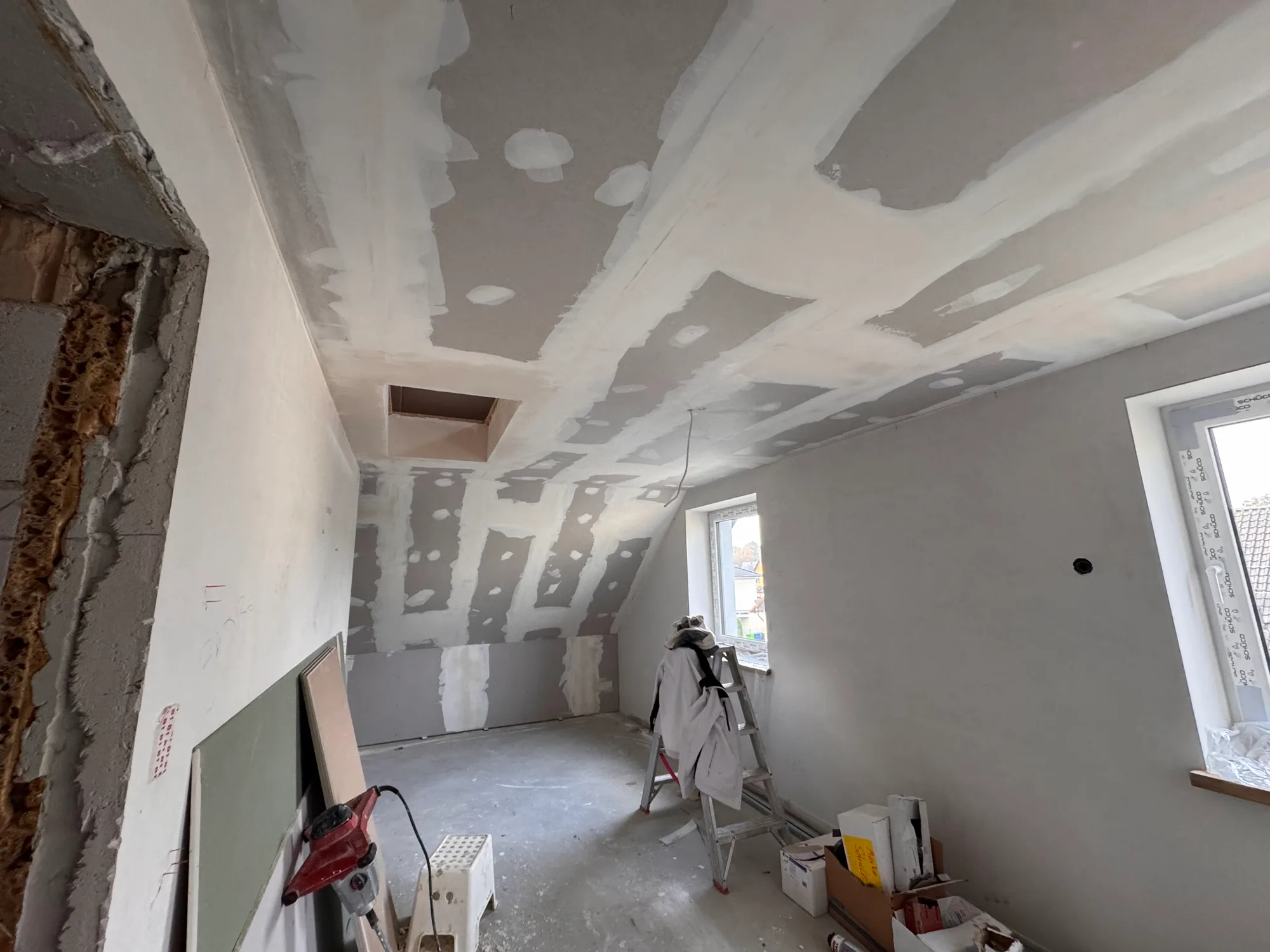 Dachausbau Referenz – ausgebaute Dachschräge mit Trockenbau in Berlin & Brandenburg