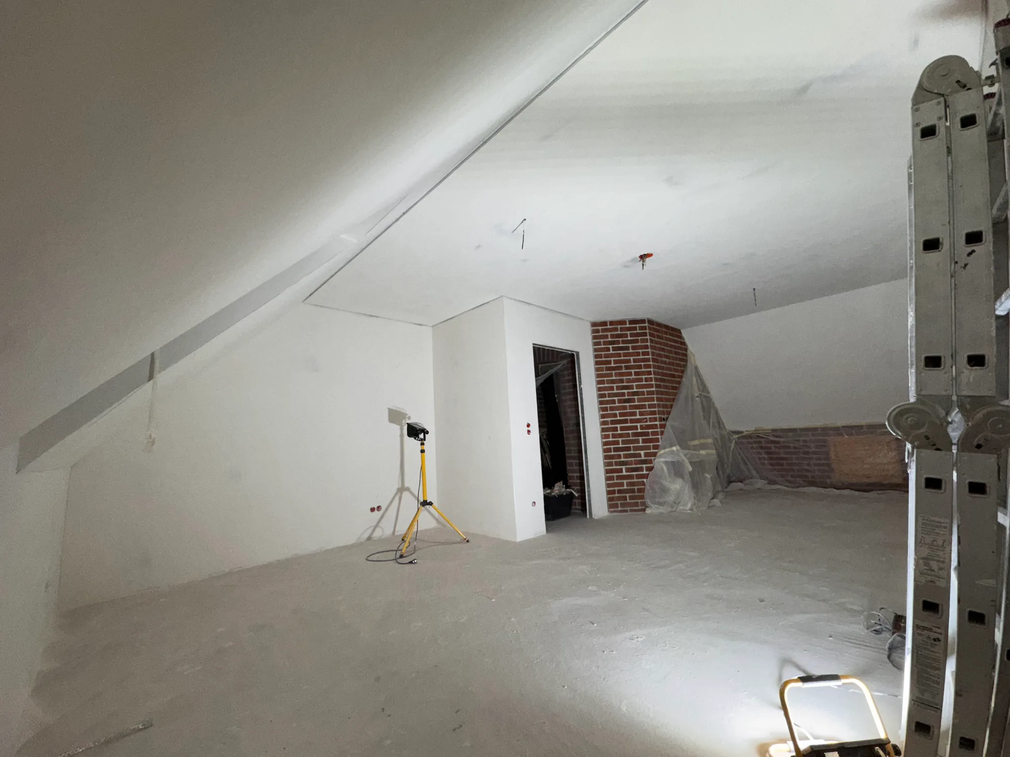 Dachausbau Referenz – ausgebaute Dachschräge mit Trockenbau in Berlin & Brandenburg