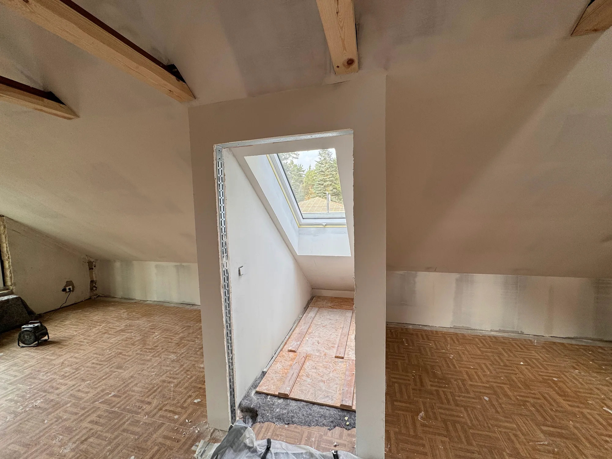 Dachausbau Referenz – ausgebaute Dachschräge mit Trockenbau in Berlin & Brandenburg
