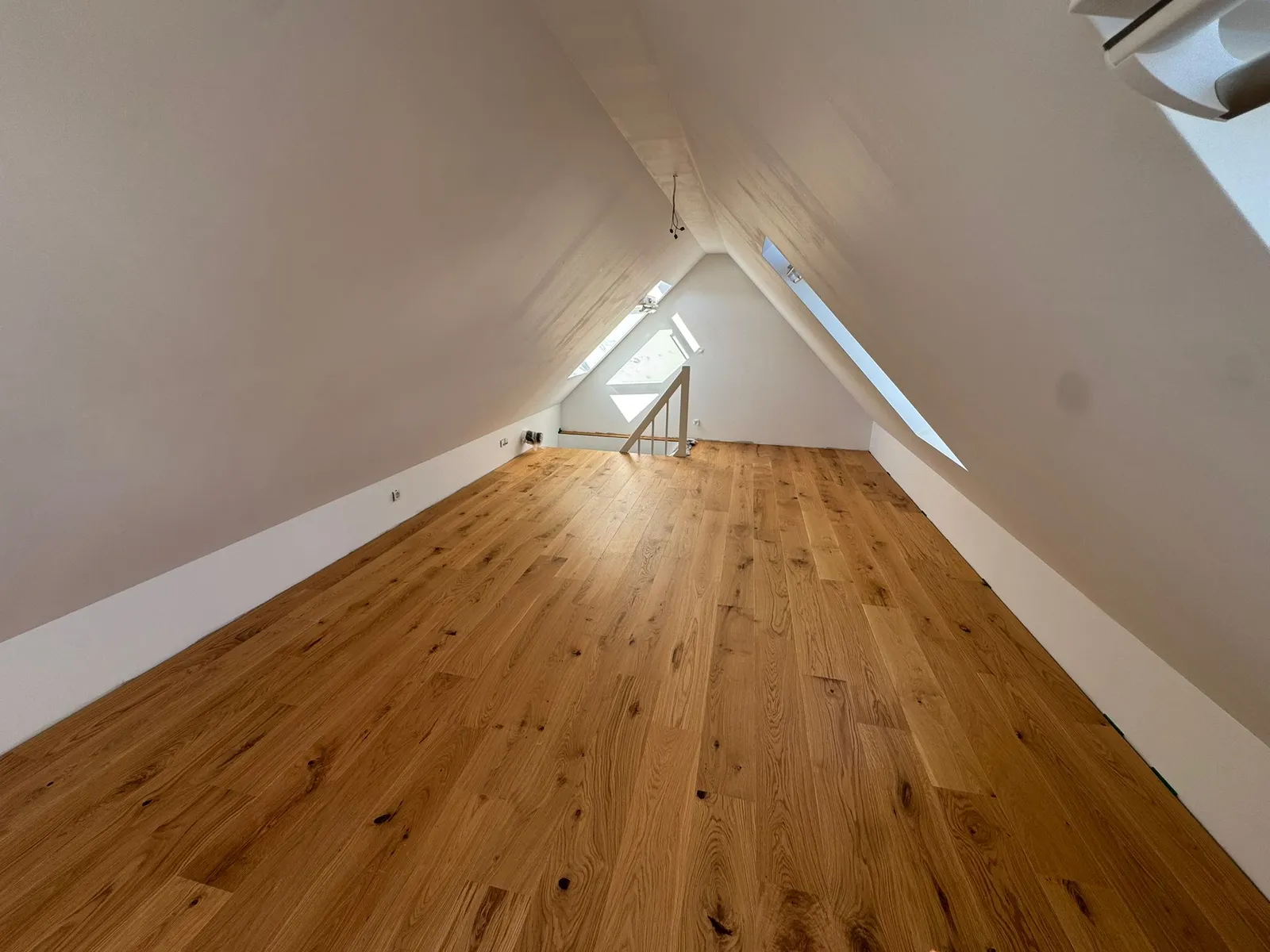 Dachausbau Referenz – verlegter Eichen-Dielenboden im ausgebauten Dachgeschoss in Berlin & Brandenburg