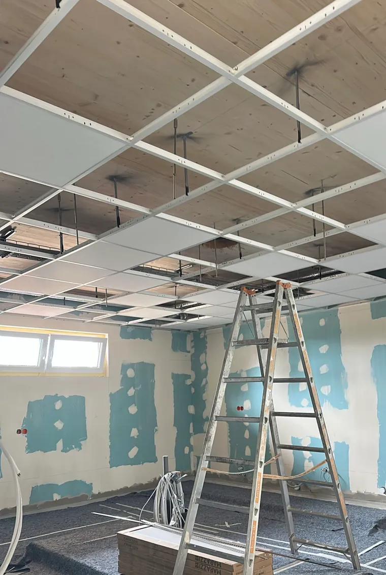Deckensystem – abgehängte Decke im Trockenbau – M&N Trockenbau Berlin & Brandenburg