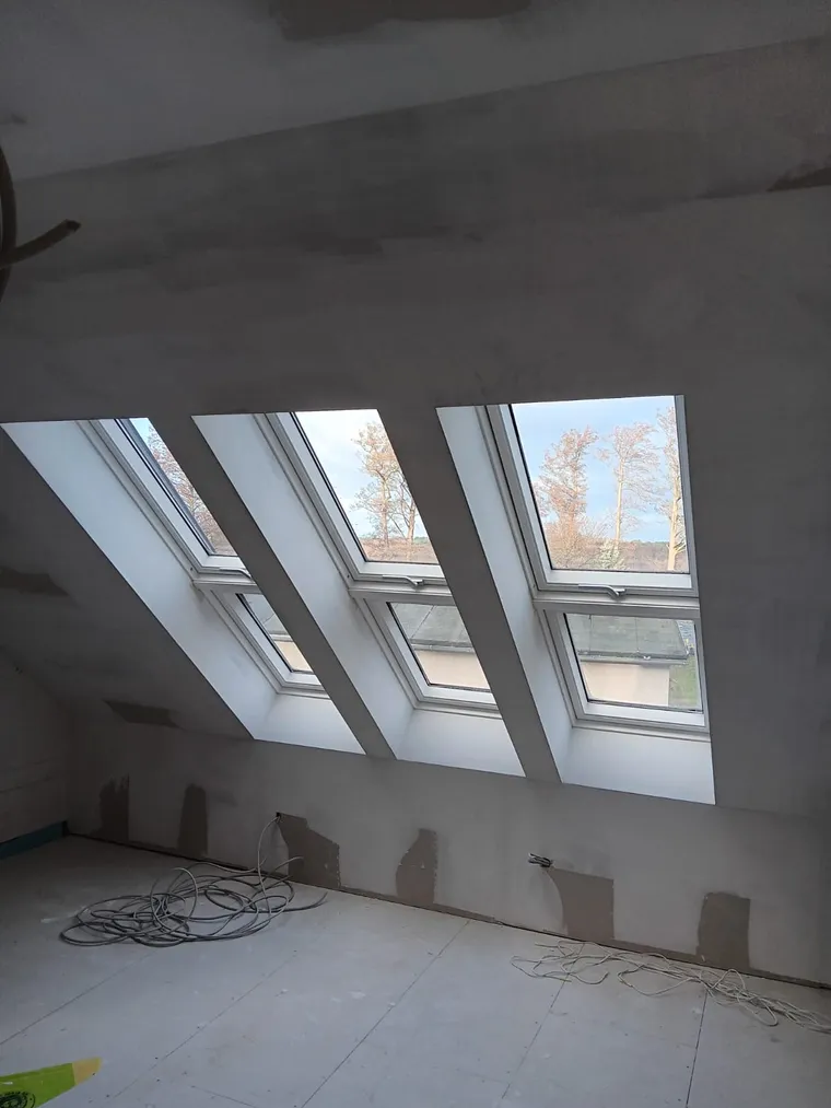 Dachausbau Referenz – drei Dachfenster in Reihe mit sauber ausgebildeten Fensterlaibungen im Trockenbau in Brandenburg