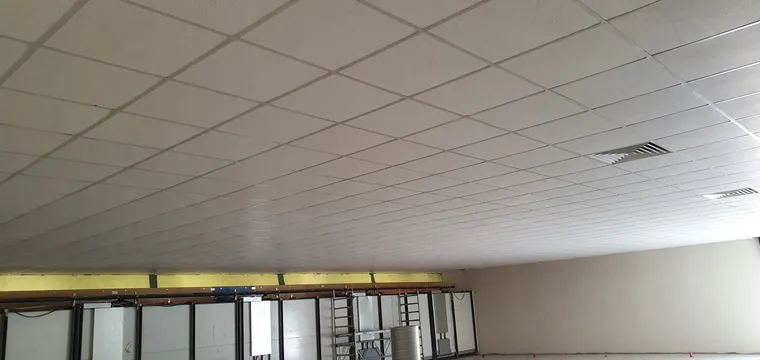 Deckensystem – abgehängte Decke im Trockenbau – M&N Trockenbau Berlin & Brandenburg