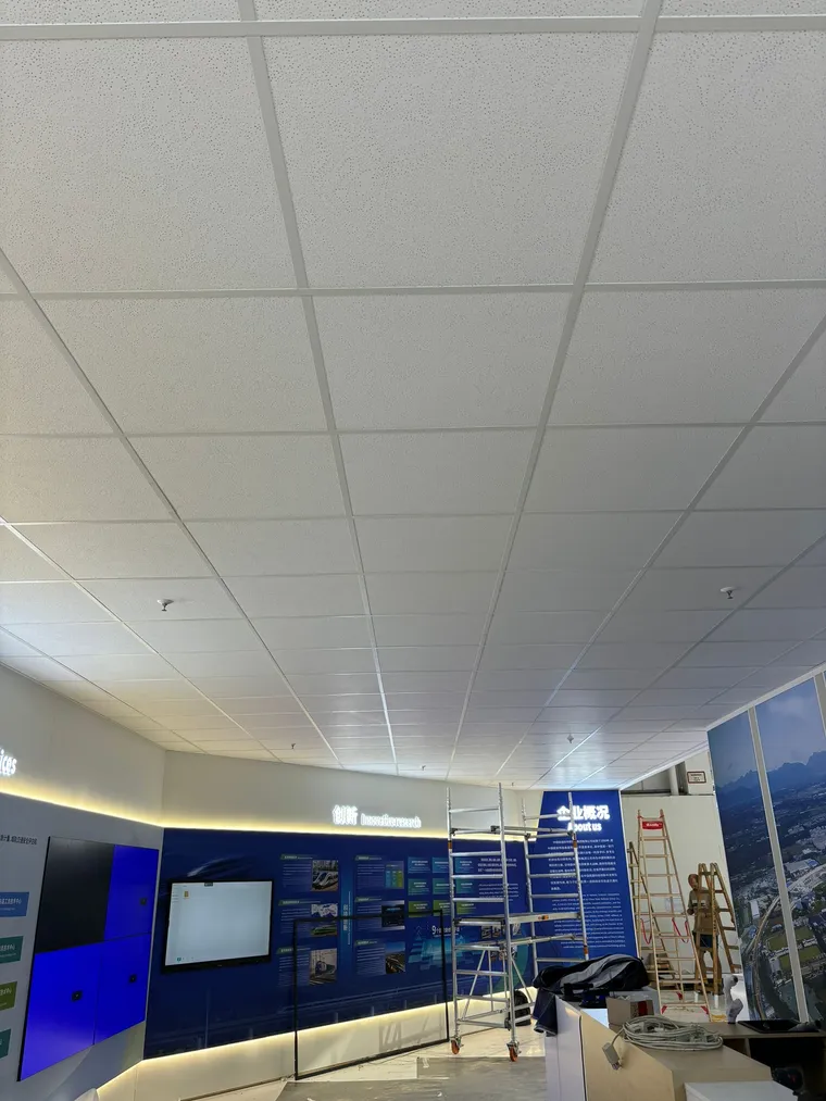 Deckensystem – abgehängte Decke im Trockenbau – M&N Trockenbau Berlin & Brandenburg