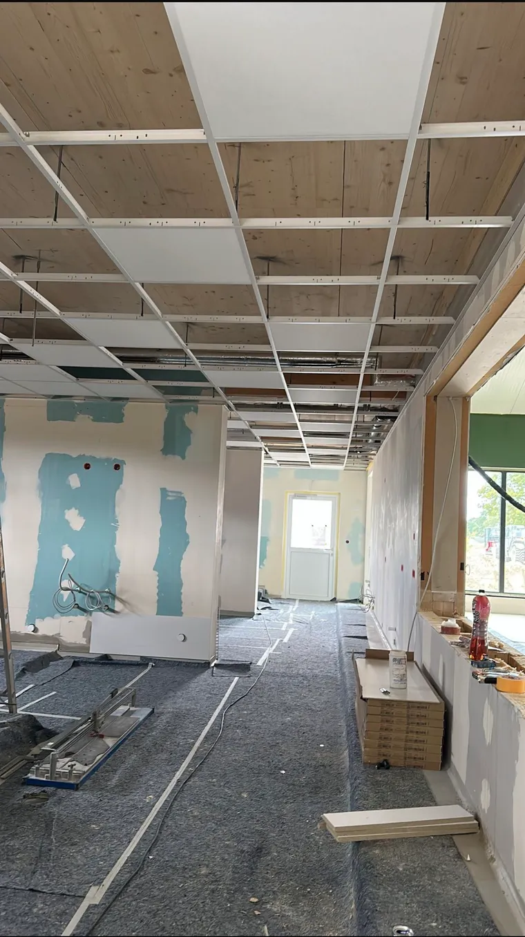 Deckensystem – abgehängte Decke im Trockenbau – M&N Trockenbau Berlin & Brandenburg