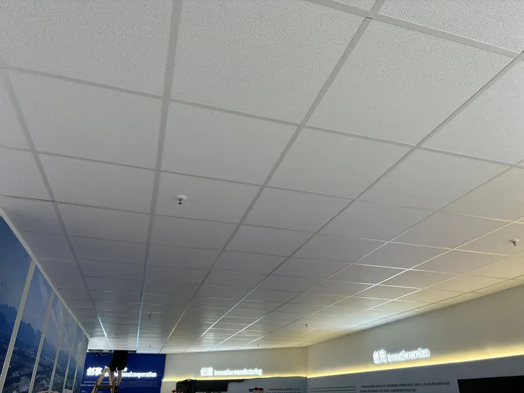 Deckensystem – abgehängte Decke im Trockenbau – M&N Trockenbau Berlin & Brandenburg