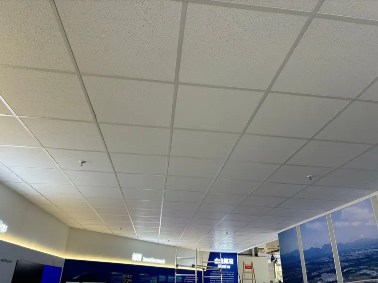 Deckensystem – abgehängte Decke im Trockenbau – M&N Trockenbau Berlin & Brandenburg